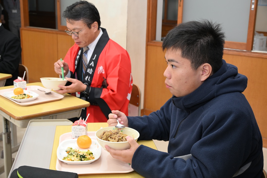 給食に「備中牛」 牛丼、柔らかくおいしいね