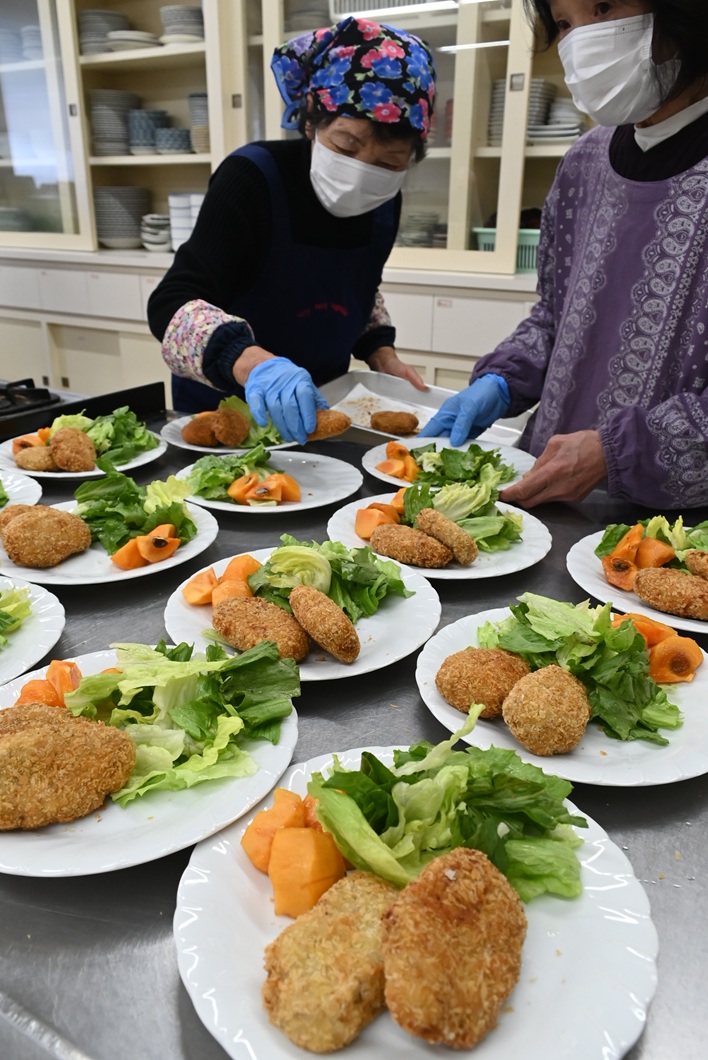 ヤマノイモ「銀沫」使いコロッケ教室/女性部真庭地区