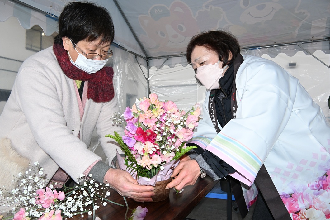 スイートピー色鮮やかに　旬感広場で花アレンジ教室