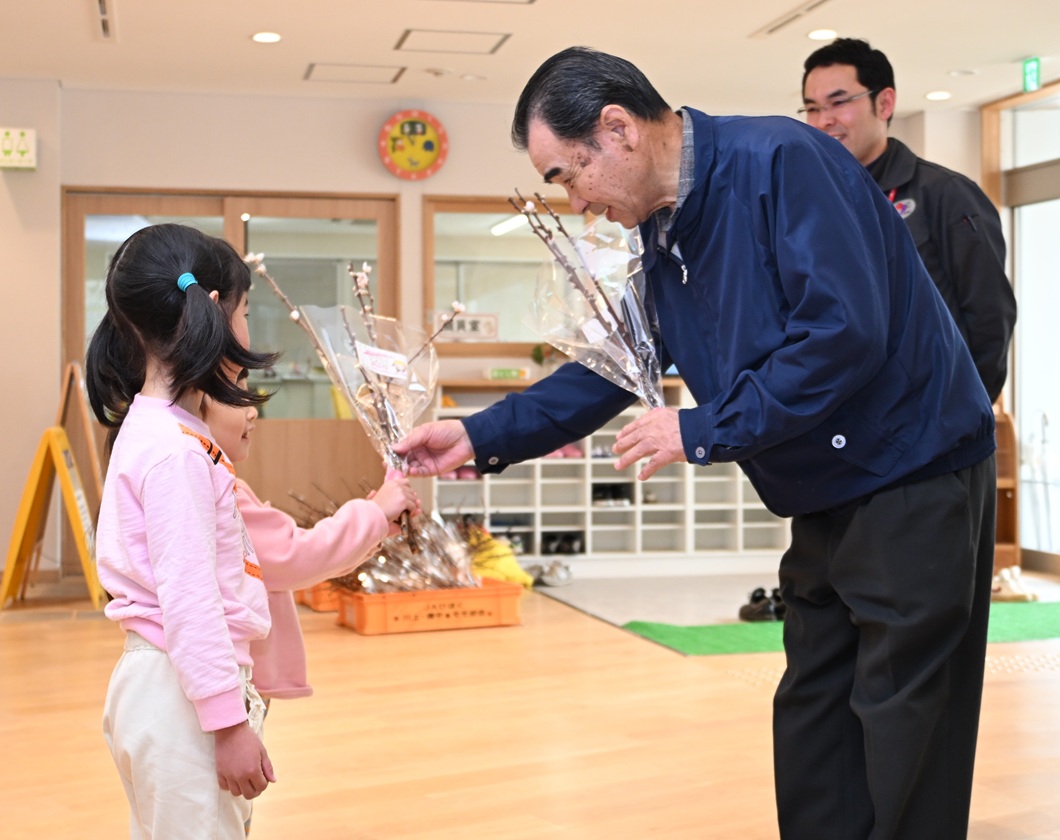 産地ＰＲで園児にモモの花束贈る／びほく桃部会