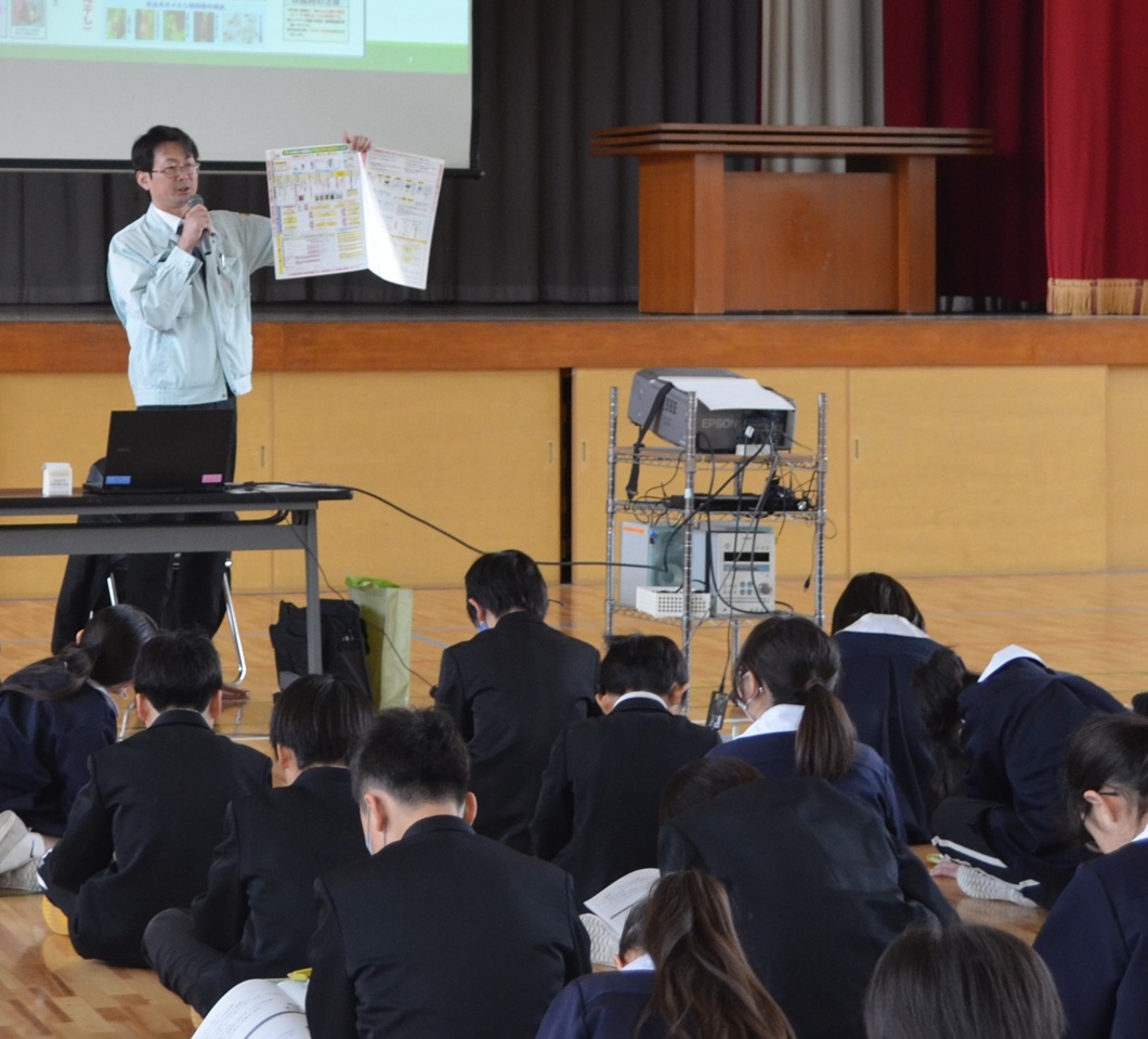 小学校でお米の勉強会を開く／西部基幹アグリセンター