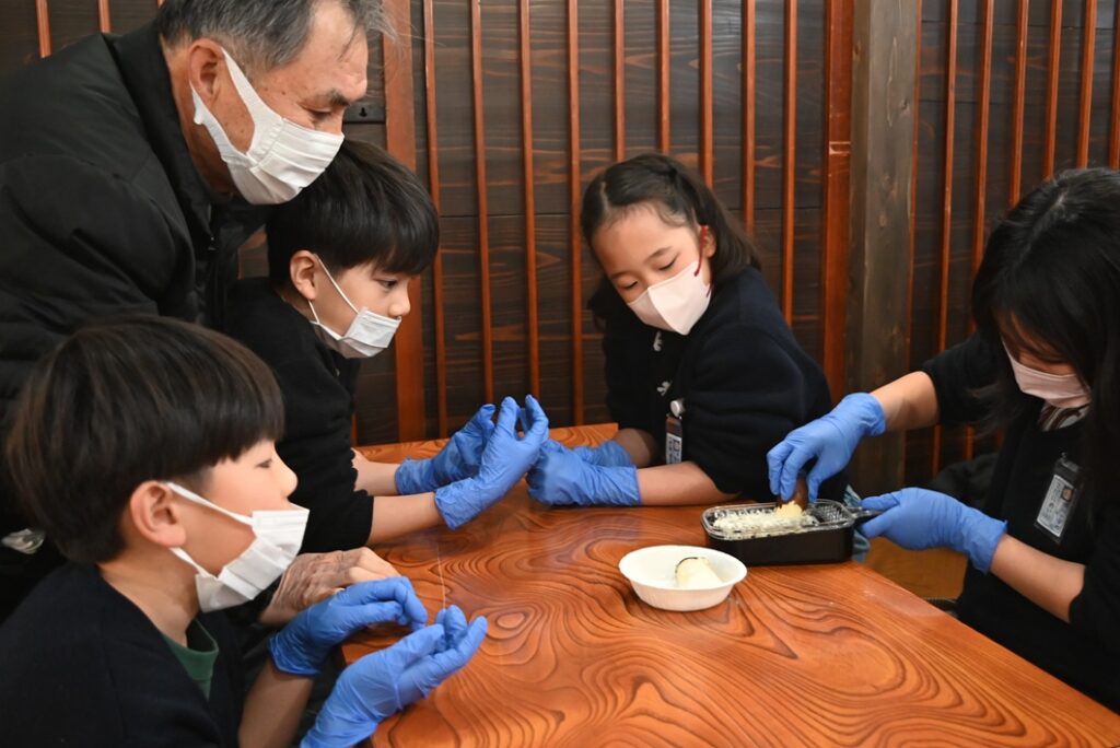 五感で学ぶヤマノイモ「銀沫」/真庭市立勝山小