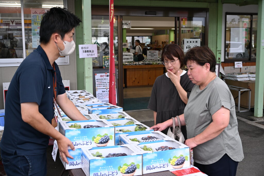 ぶどう祭り盛況・直売所でＰＲ／かよう青空市
