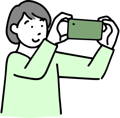 スマホで撮影している女性