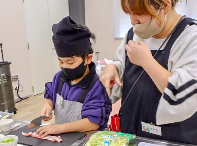 子供向けの料理講習会の写真