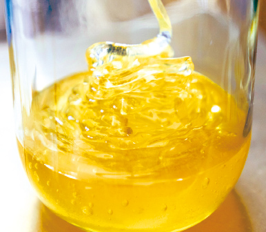グラスの中の綺麗な蜂蜜の写真