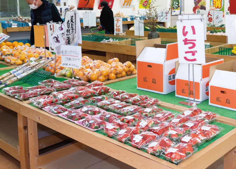 店内のイチゴが並んだ棚の写真
