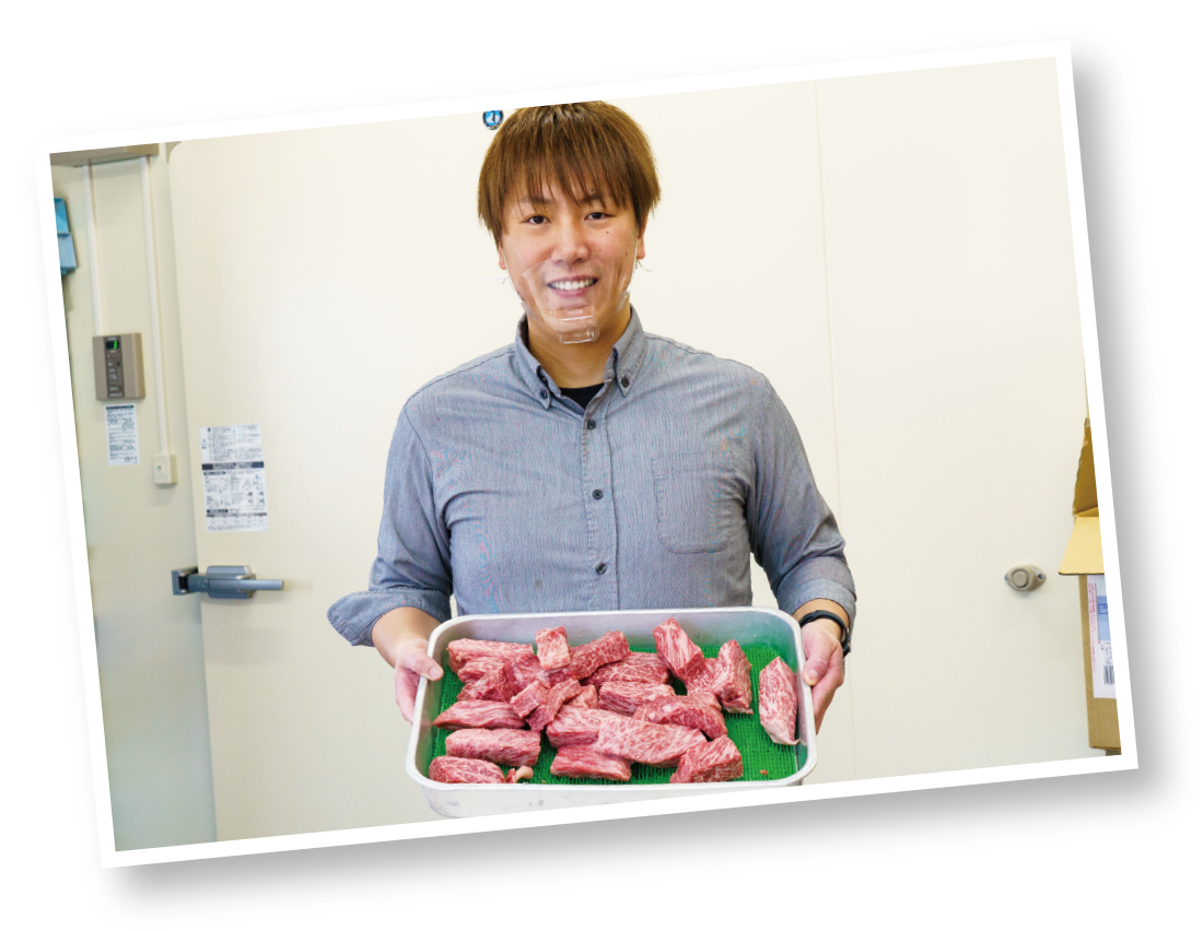 干し肉を持った森岡さんの写真