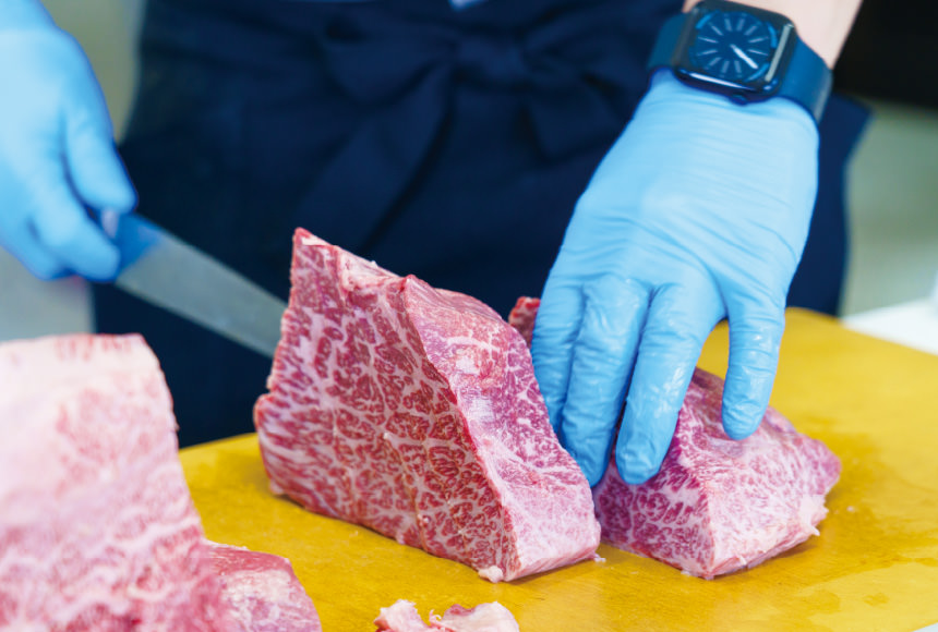 肉を切っている様子の写真