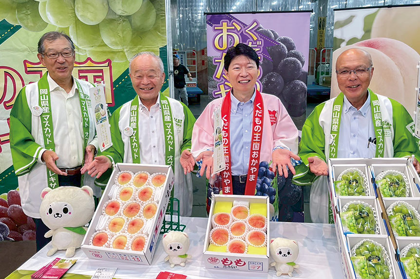 東京都中央卸売市場大田市場でモモとブドウをPR
