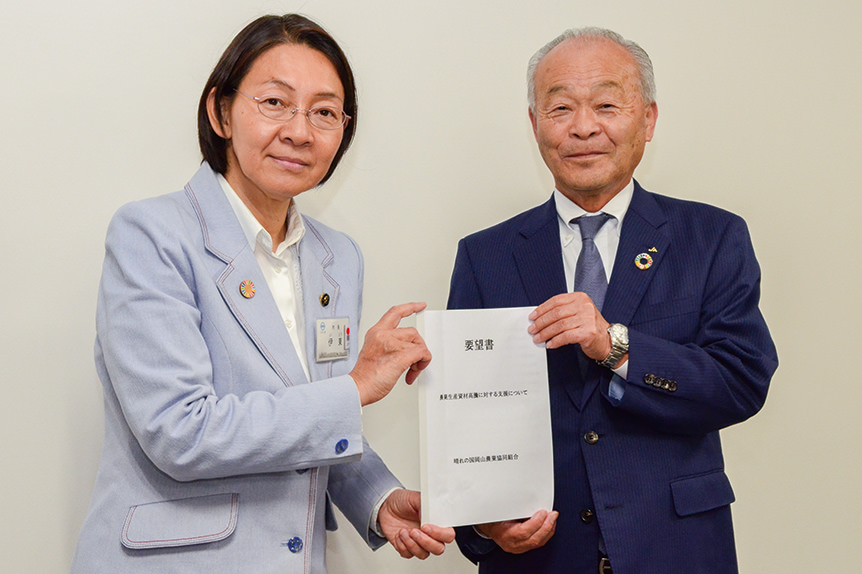 伊東香織倉敷市長（左）に要望書を提出