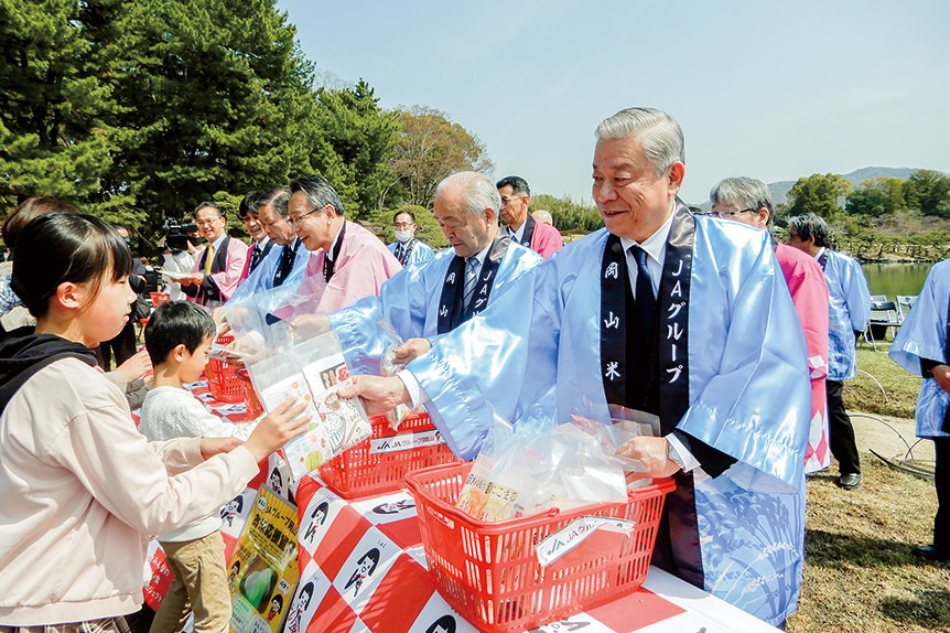 来場者へ県産米を配布してPR
