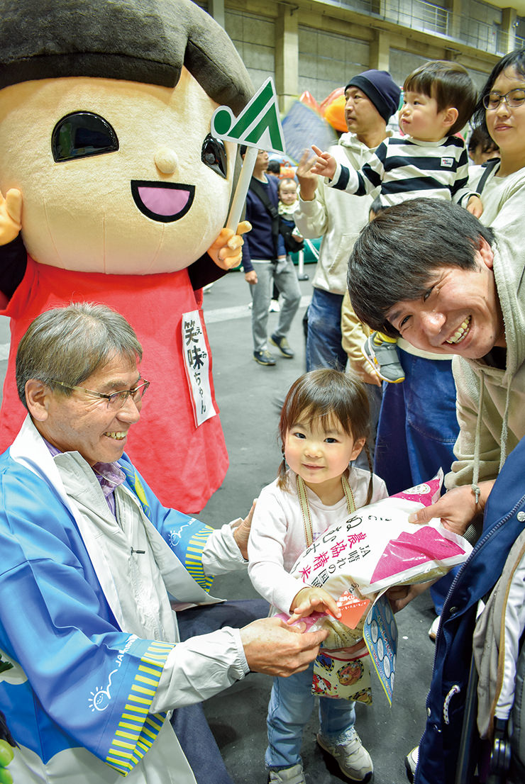 子育てイベントで食と農、JAを身近に感じてもらう体験ブースを出展。イベントの景品に「農協精米」をプレゼント