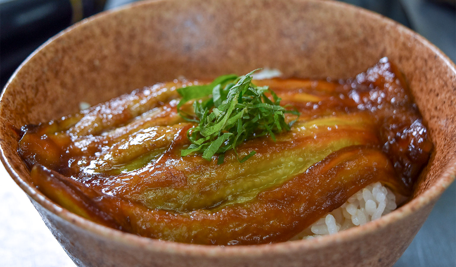 ナスの蒲焼き丼の写真