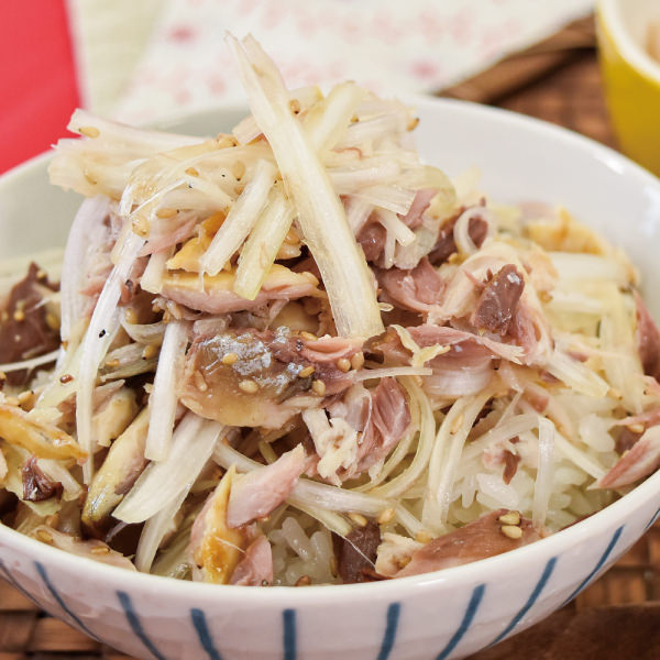 白ネギが主役の焼きサバ丼の写真