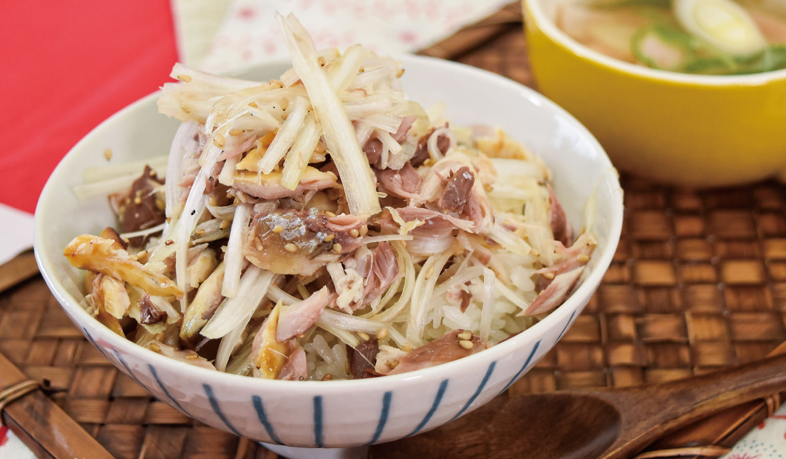 白ネギが主役の焼きサバ丼の写真