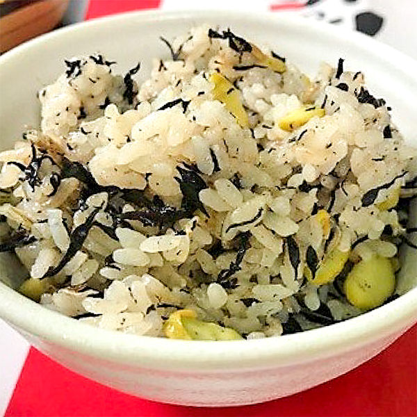 枝豆とひじきの炊きこみご飯の写真