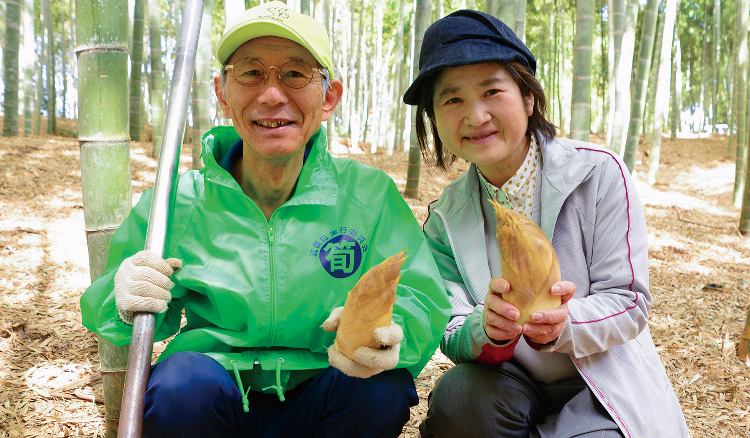 通い慣れた竹林に今年も春が訪れ、笑顔を浮かべる中塚さん夫妻です。