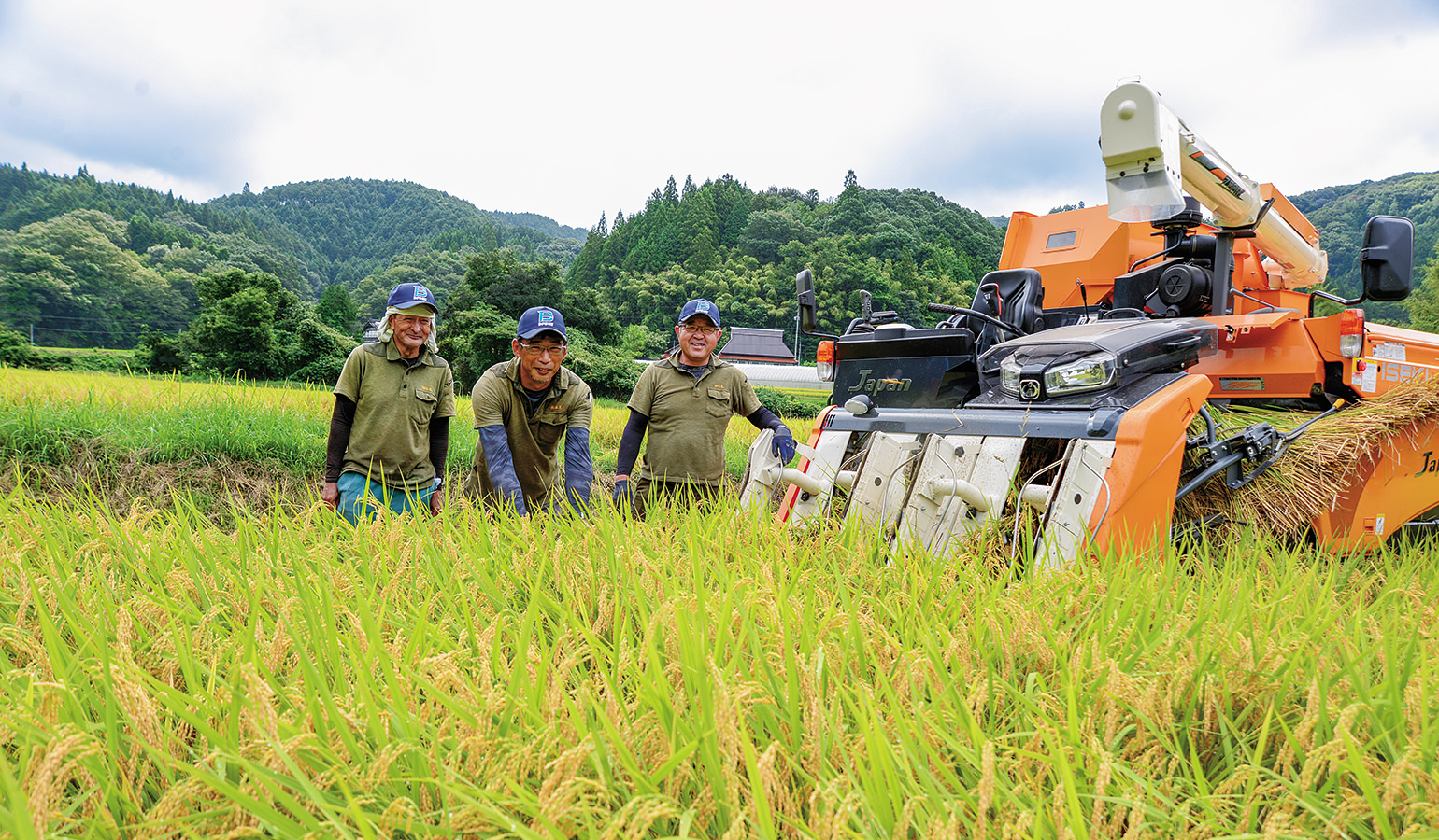 会社組織で地域の水田を守る（株）米見の奥津代表取締役らメンバー