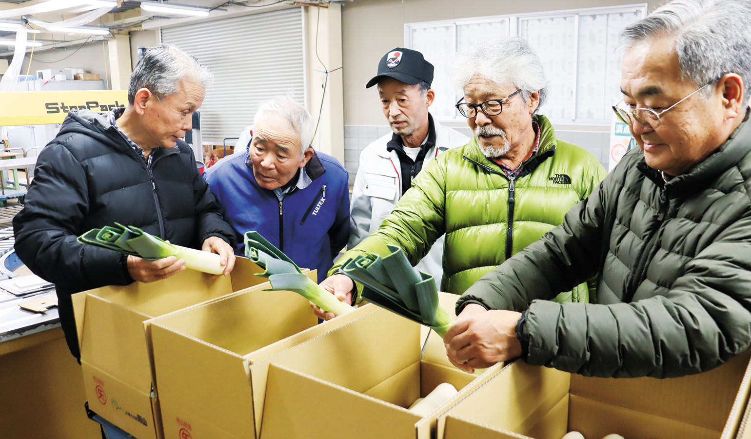 目揃え会で満点リーキの出来栄えを確認する会員