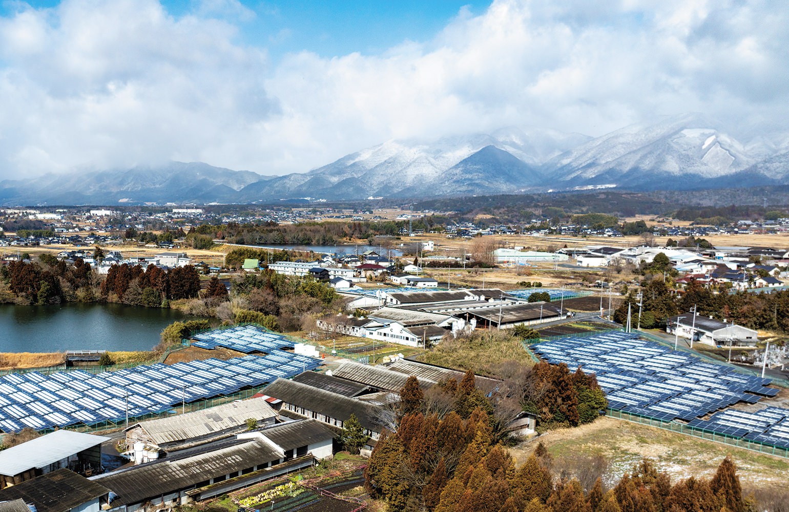 奈義町中島東（町のシンボル「那岐山」の裾野に点在する牛舎（右下から右中央にかけて））