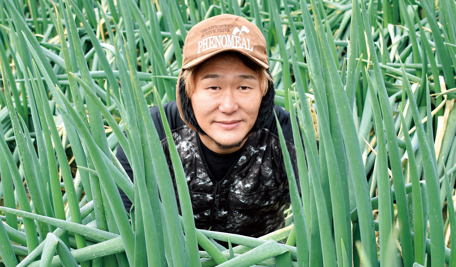 白ネギに囲まれた中島さんの写真