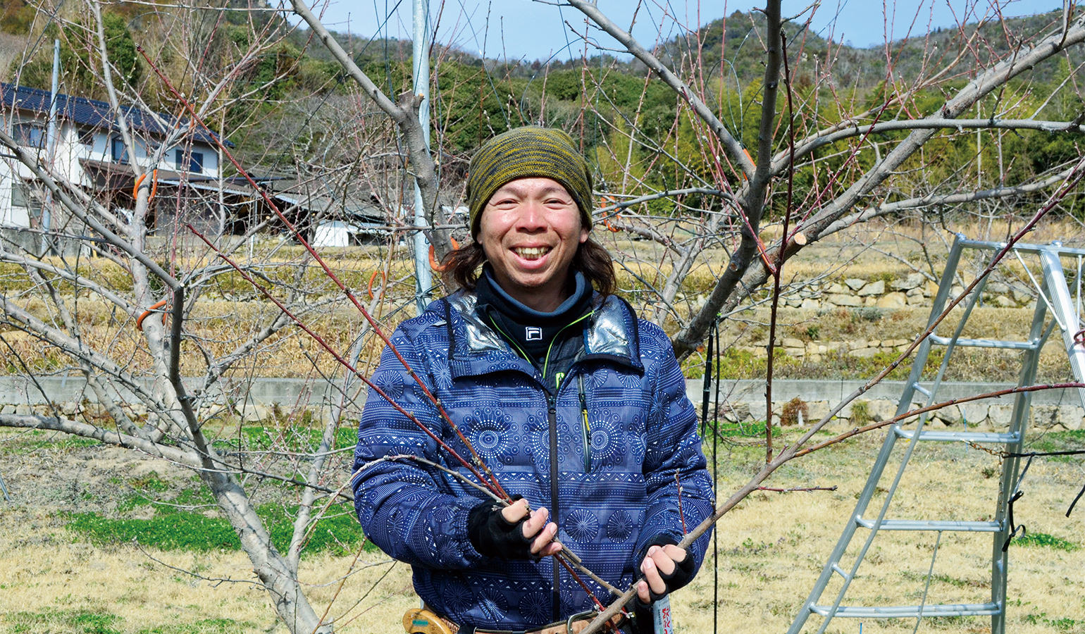 先輩を目標に笑顔でモモに励む写真