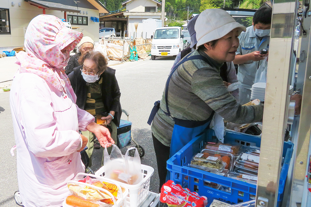 組合員・地域住民の期待に応える移動購買車の写真