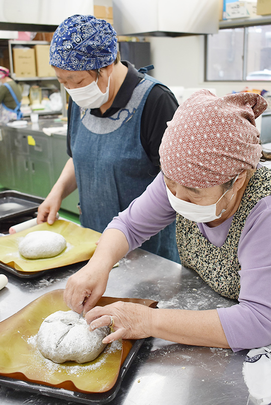 パン作りに挑戦する部員の写真