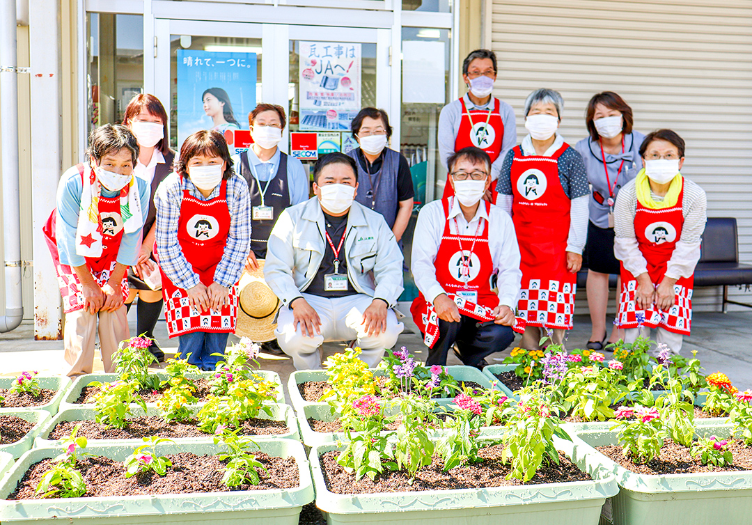 寄せ植えを完成させた部員やＪＡ職員の写真