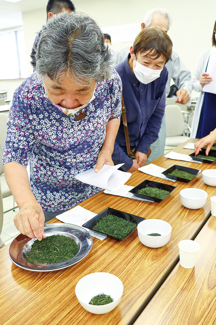 産地別の茶葉の香りを確認する部会員の写真