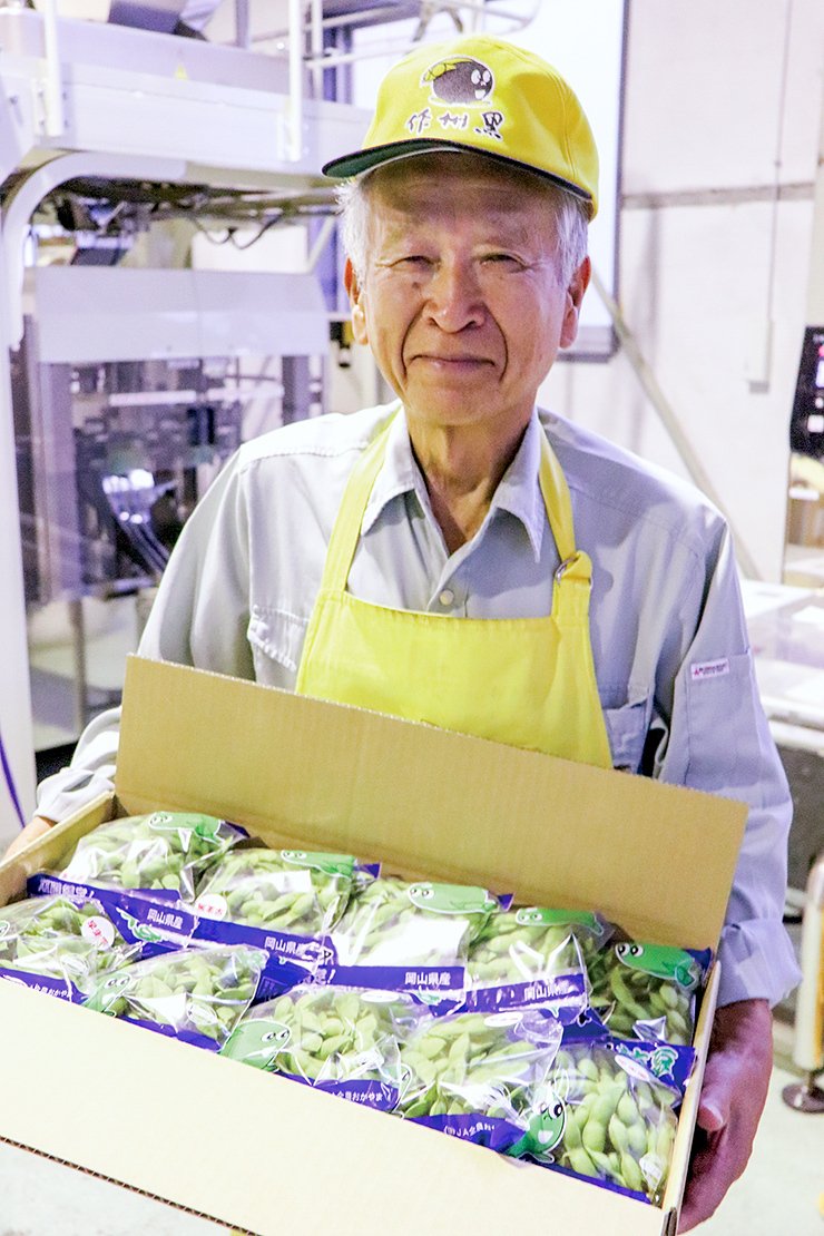 箱詰めされた「岡山SYB1号」をアピールする織田さんの写真