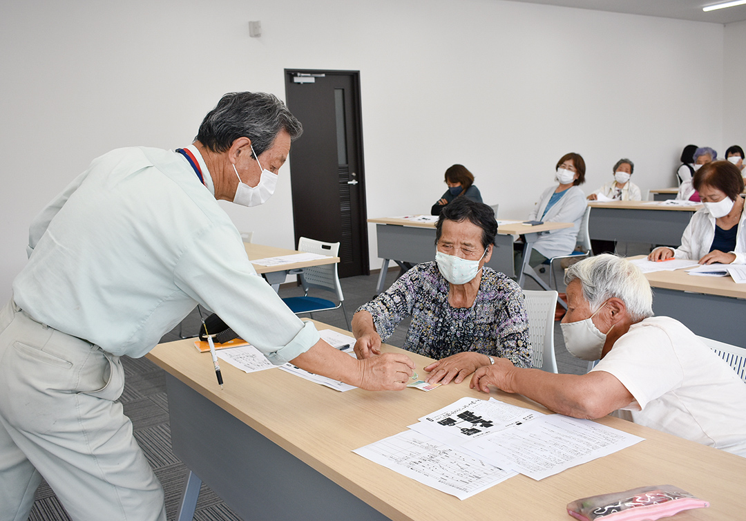 土壌酸度を測定する部員の写真