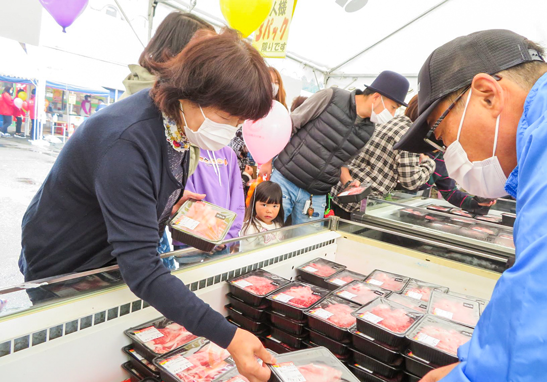 千屋牛肉を半額で販売の写真