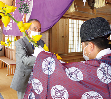 高梁稲荷神社に「フォックスフェイス」を奉納する荒木一郎部会長（前）と中村正義常務の写真