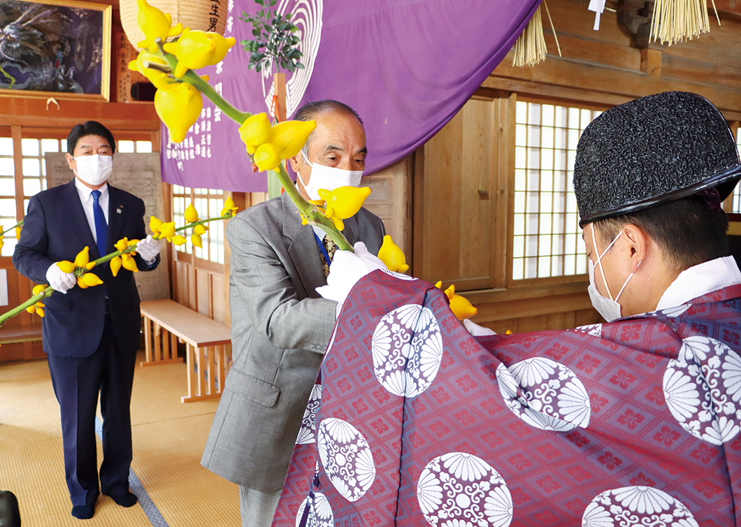 ベテラン高梁稲荷神社に「フォックスフェイス」を奉納する荒木一郎部会長（前）と中村正義常務の写真