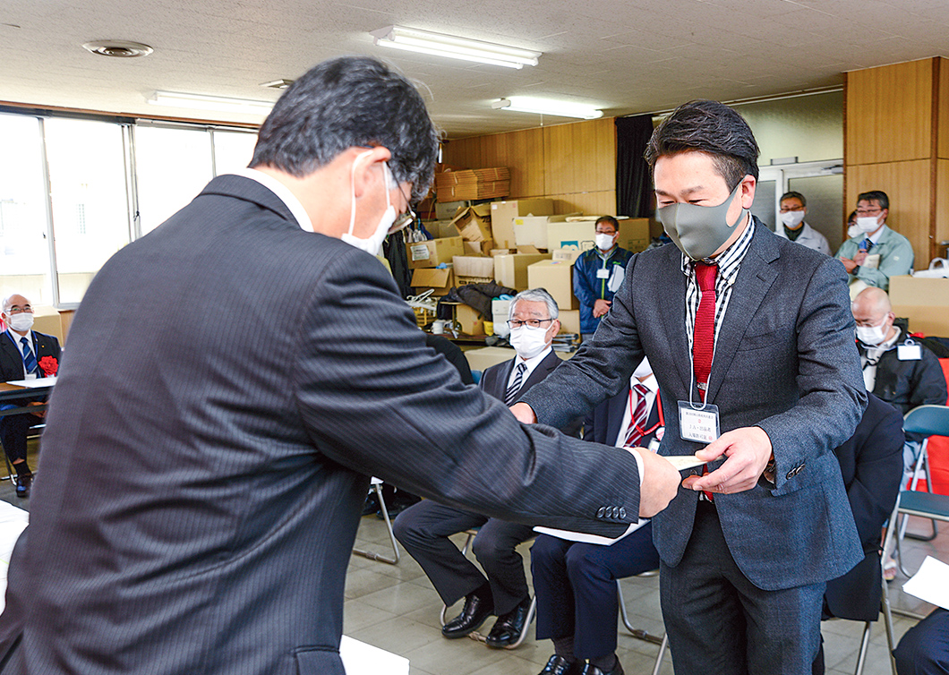 県知事賞を受け取る(農)伍協牧場の写真