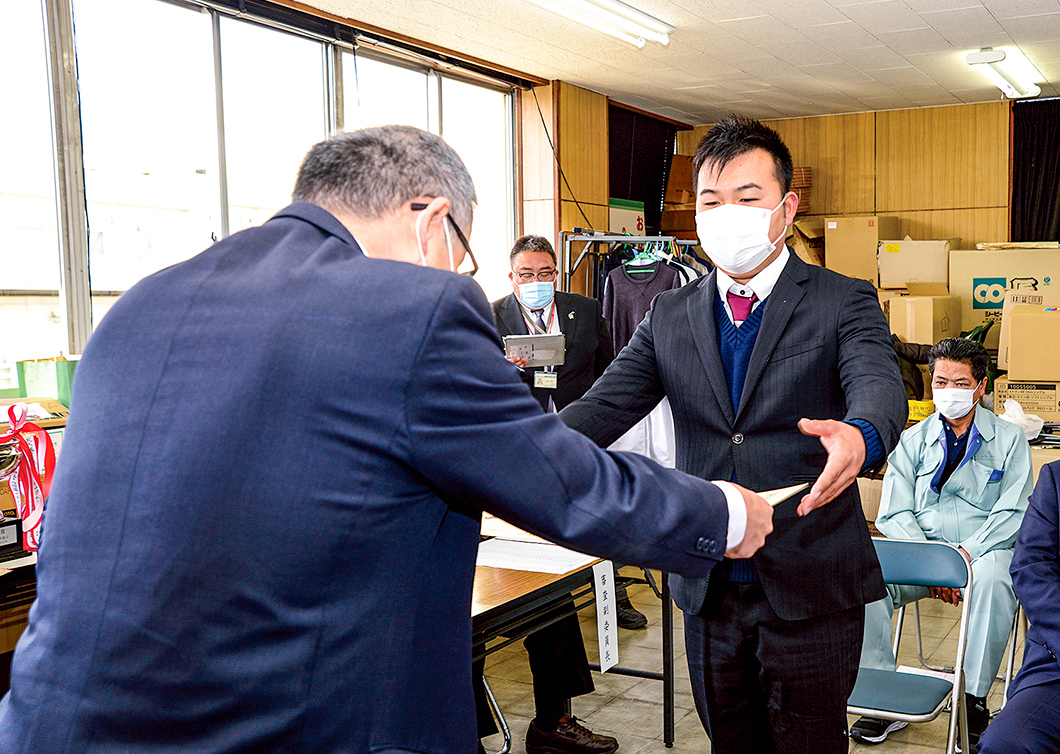 大臣賞を受け取る江草さんの写真