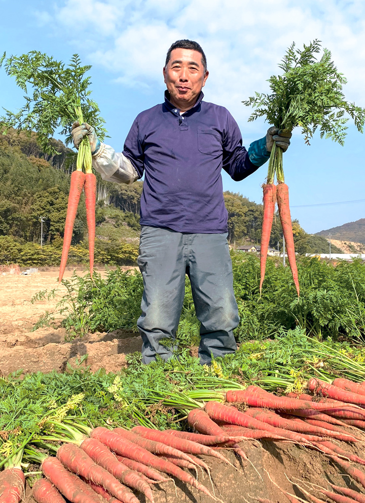 「旬を味わってほしい」と収穫に精を出す横溝さんの写真