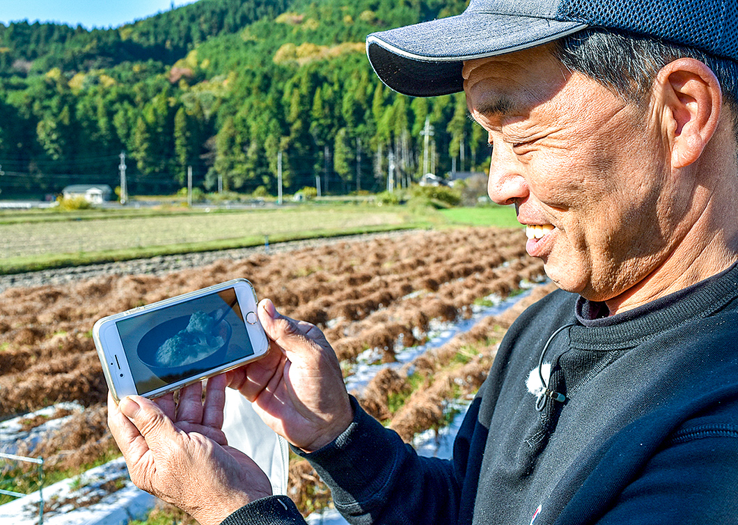 動画の完成に手応えを感じる「銀沫®」生産者の写真