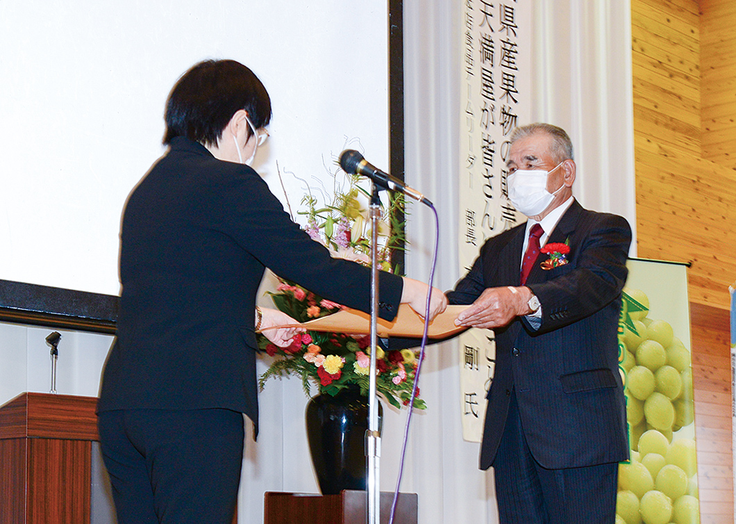 吉備中央町で開かれた推進大会で表彰を受ける清原さんの写真