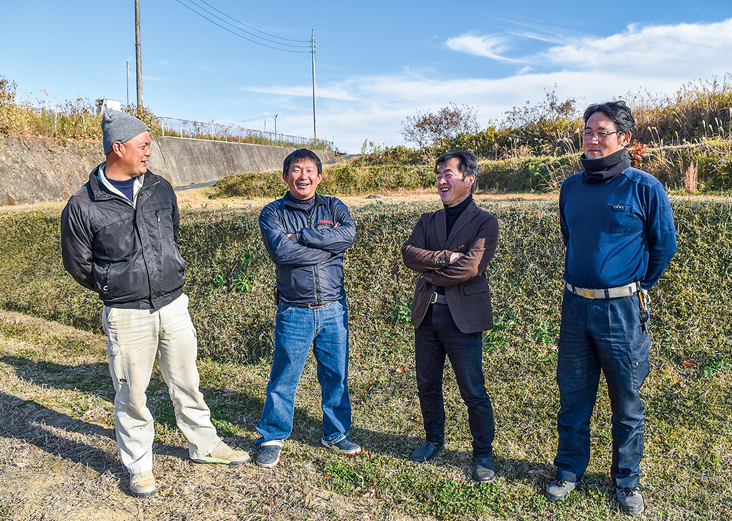 地域と農業の活性化に思いをはせる仁木さん（右から2番目）ら部員の写真