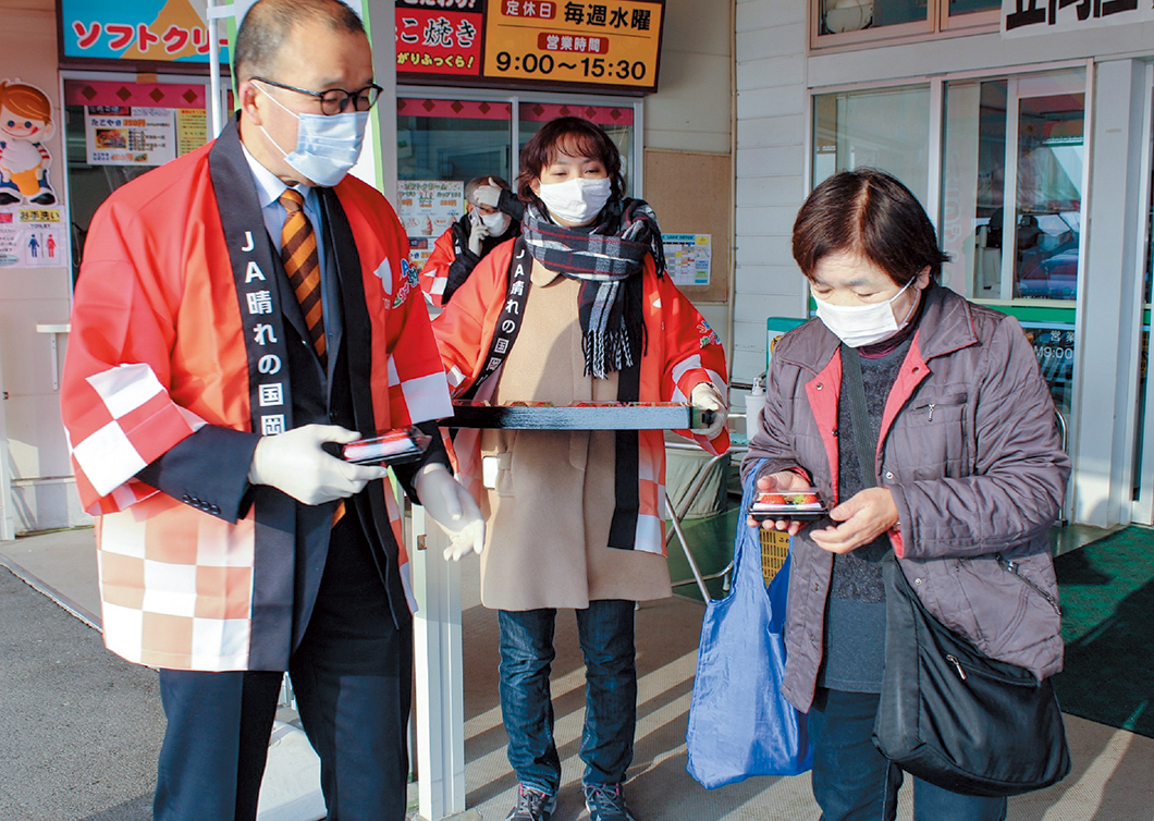 来店者にイチゴを配る小林市長（左）の写真