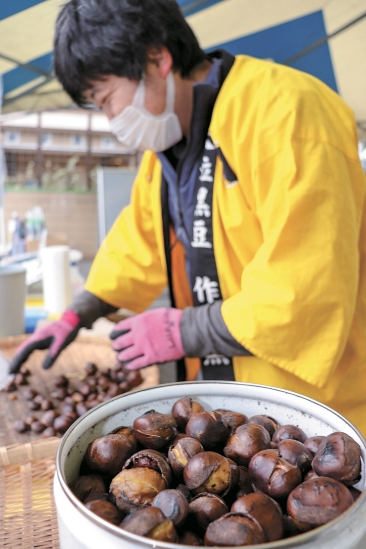 毎年リピーターもいるほど人気がある、焼きたてほくほくの「作州栗®」の写真