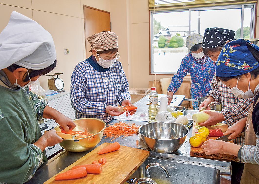 発酵食品への知識を深め、料理に挑戦する部員の写真
