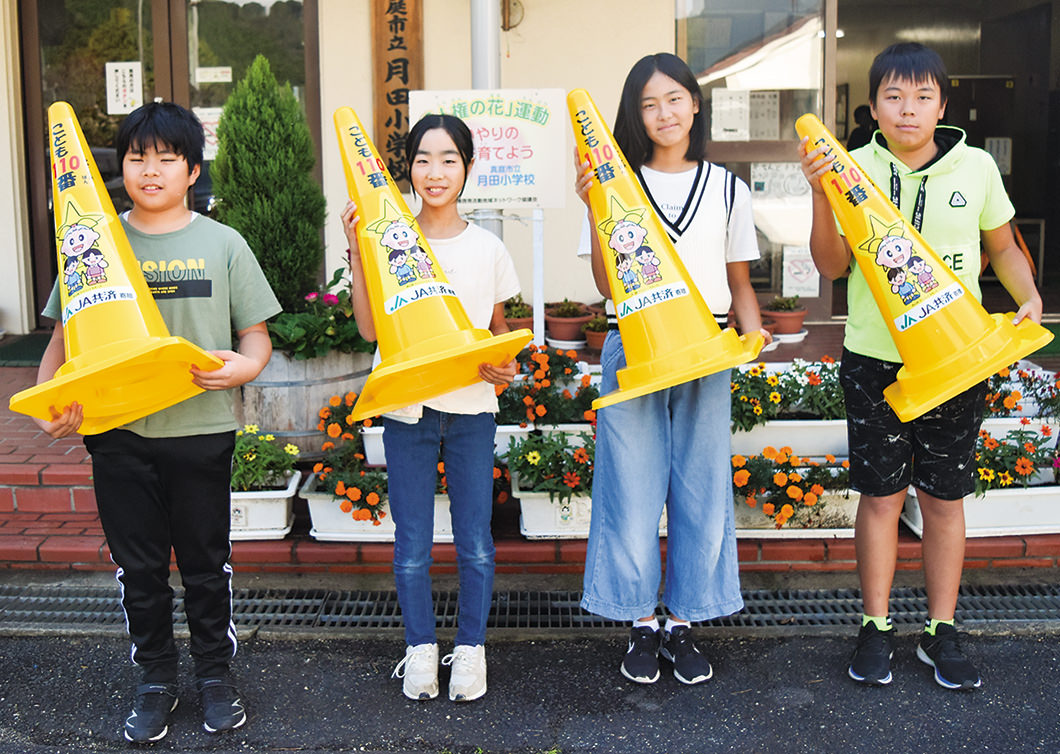 県のキャラクター「ももっち」が目印のコーンの写真