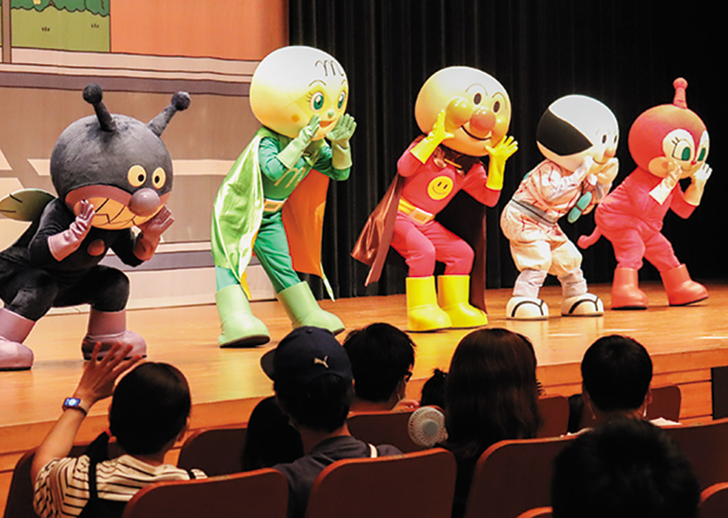 アンパンマンの登場で歓声が上がる会場の写真