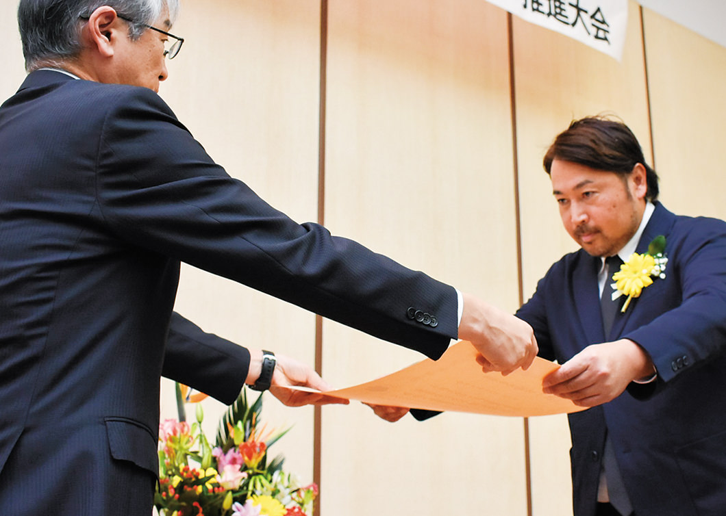 農林水産大臣賞に輝いた浅野さん（右）の写真