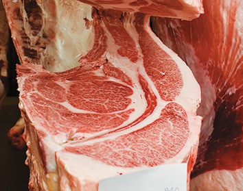 大臣賞の枝肉(重量611㎏・A5ランク・BMS12)の写真
