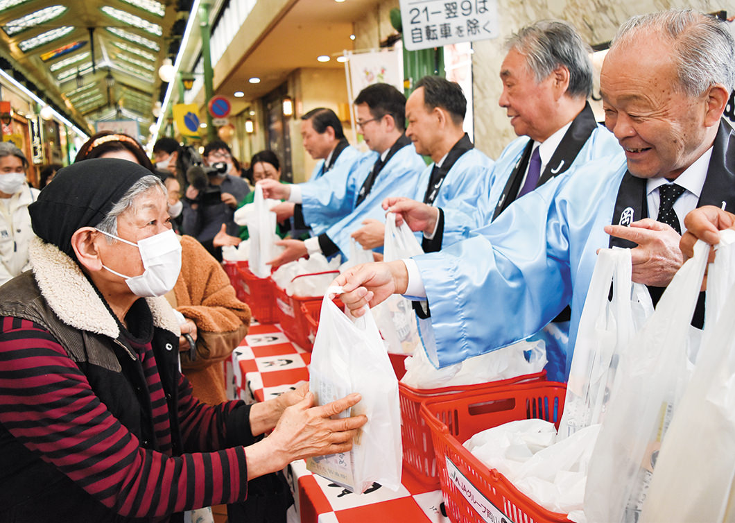 「きぬむすめ」と「にこまる」を消費者にPRする内藤組合長（右）の写真